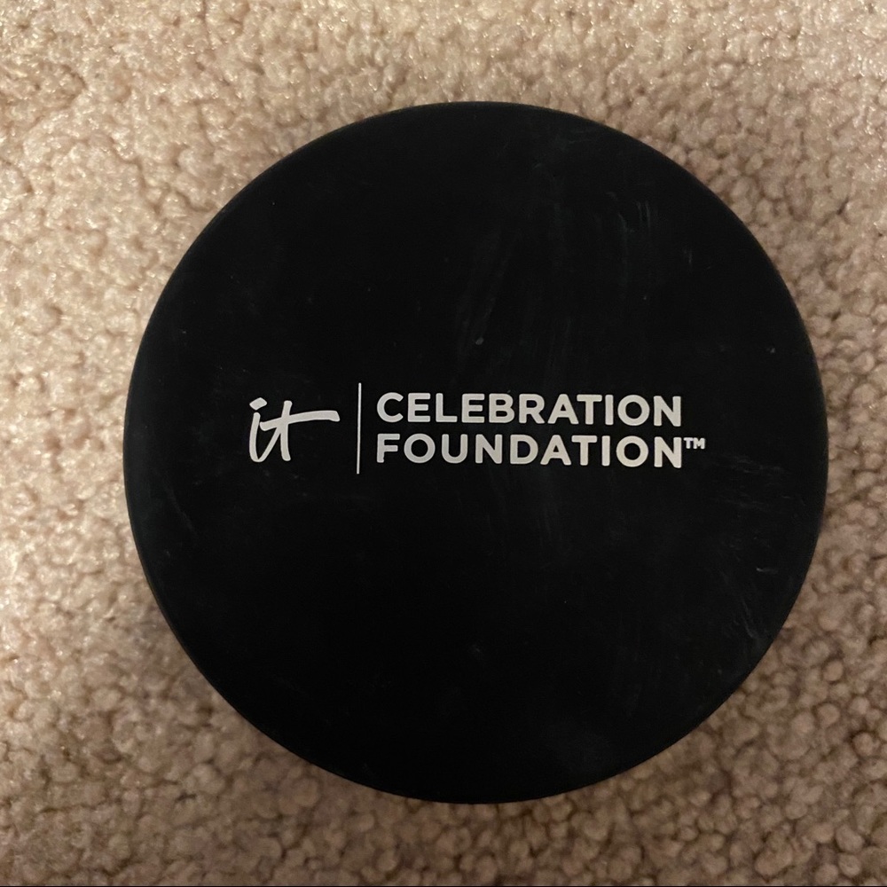 IT Cosmetics Medium Foundation